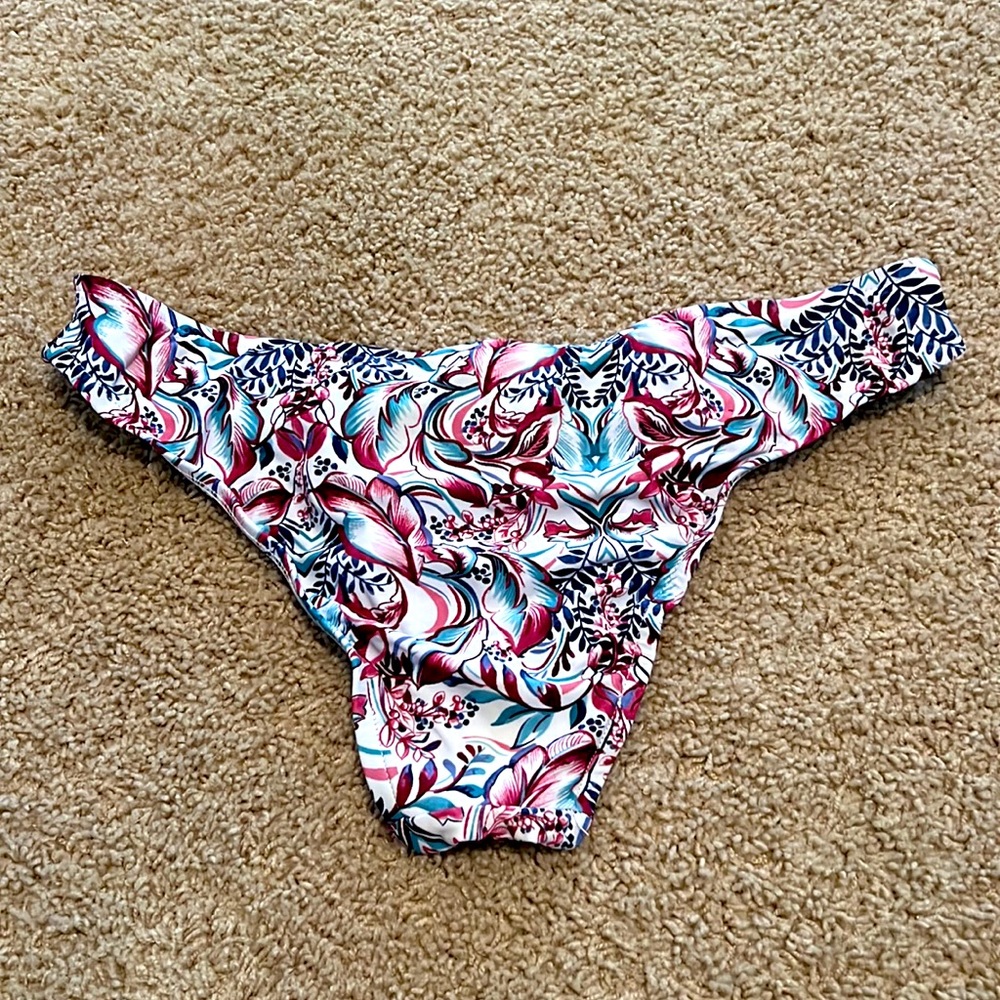 Mossimo XL - Picture 2 of 3